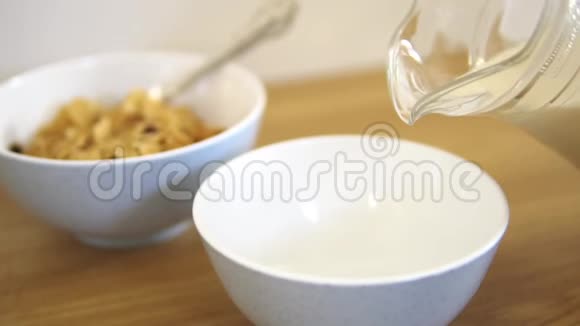 新鲜健康的caw牛奶慢慢地倒在白色的bawl里健康的食物和背景片服务对象视频的预览图