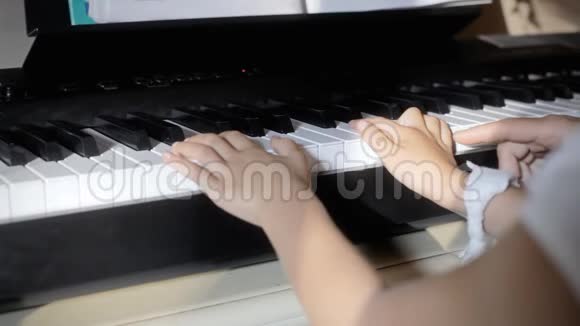 钢琴课幼儿准备视频的预览图