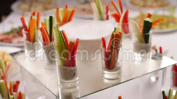派对上的食物概念美味的开胃菜放在玻璃罐里桌上放着煎冰烟视频的预览图