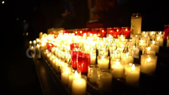 教堂里燃烧着美丽的蜡烛礼拜仪式祈祷时间视频的预览图