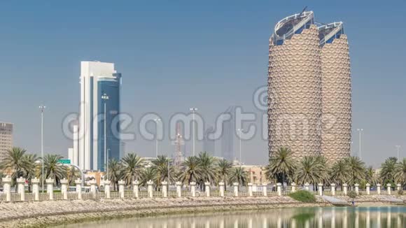 在阿布扎比时间推移与AlBahr塔的摩天大楼天际线阿拉伯联合酋长国视频的预览图