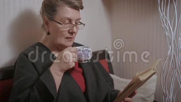 老妇人在看书视频的预览图