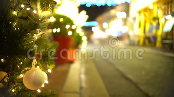 城市的圣诞气氛餐厅附近装饰精美的杉树视频的预览图