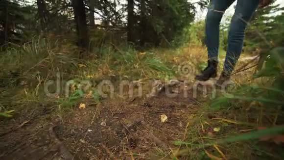 年轻女子穿着皮革登山靴徒步上山徒步行走的徒步旅行者女孩视频的预览图