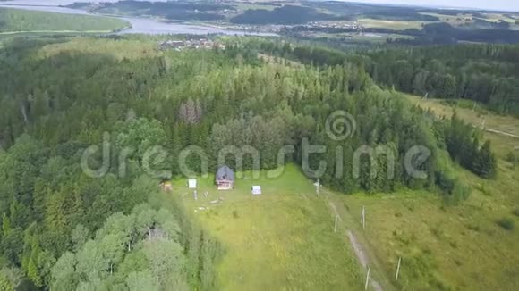 森林中农舍的俯视图剪辑夏季临湖的美丽乡村景观单人房是休息的地方视频的预览图