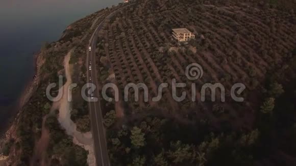 带着花园和房子飞越海洋和海岸线希腊特里科佛海滩视频的预览图