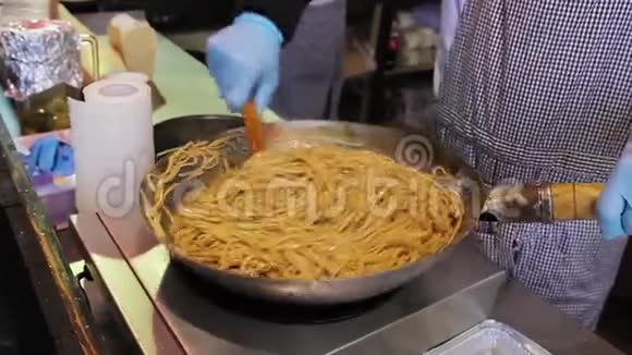 男主厨在街头炸美味的意大利面美食胃药视频的预览图