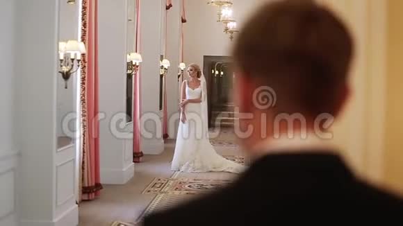 新郎来到宫殿里的新娘视频的预览图