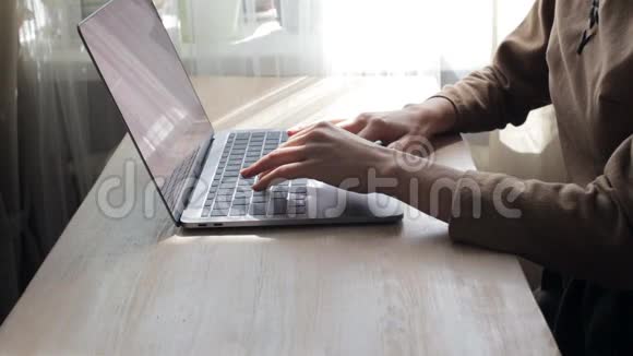 女人手在家里打手提电脑视频的预览图