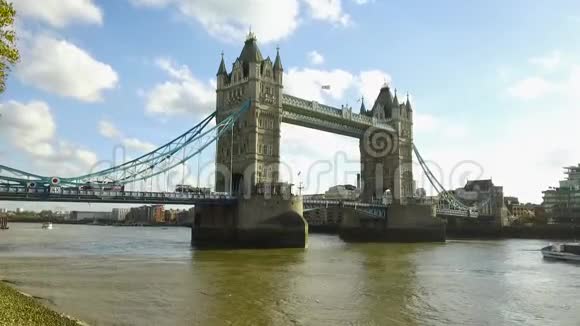 伦敦塔桥在阳光下视频的预览图