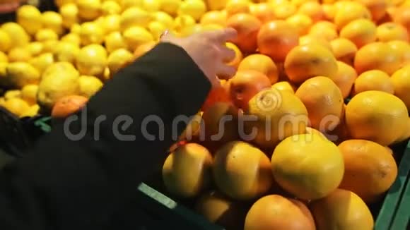 在超市买新鲜柑橘水果的女人消费主义销售有机保健概念视频的预览图