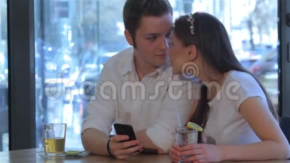 一对夫妇在咖啡馆约会视频的预览图