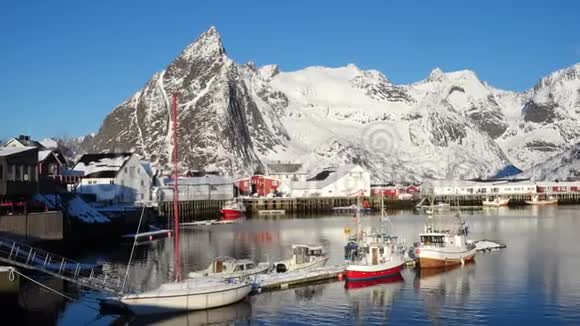 挪威冬季景观有五颜六色的罗布和渔船视频的预览图