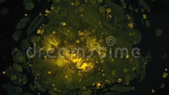黄色油漆滴和深色表面污渍的特写色彩创作与艺术理念视频的预览图