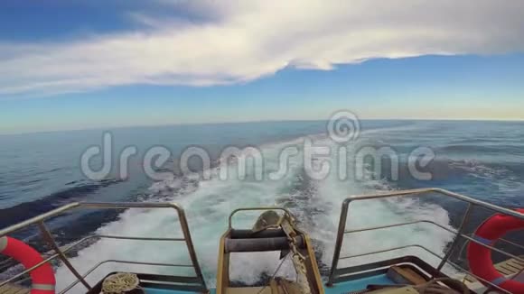 一艘渡船在公海上的波浪视频的预览图
