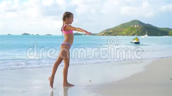 在白色海滩上做车轮的小女孩海滨体操流动人口视频的预览图