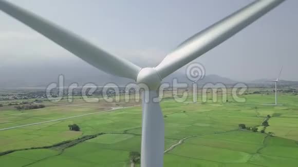风力涡轮机鸟瞰图绿色农业领域空中生产清洁可再生能源的风力涡轮机视频的预览图