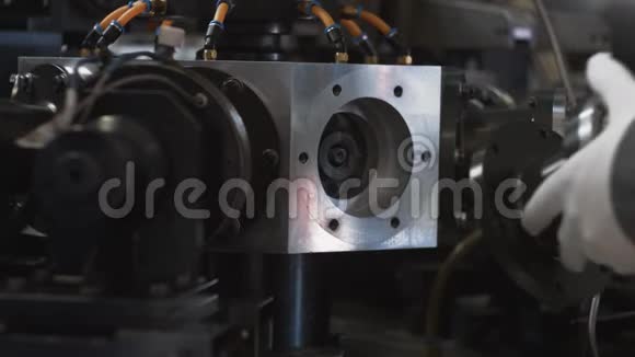 无法辨认的工程师修理现代化的生产机器机械车间室内视频的预览图