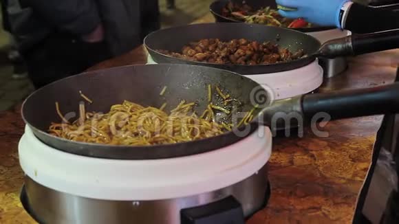 在大锅里美味的烤肉清凉露天美食节市场视频的预览图
