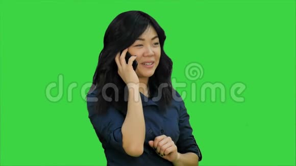 积极和快乐的亚洲女人在绿色屏幕上的手机上交谈Chroma键视频的预览图