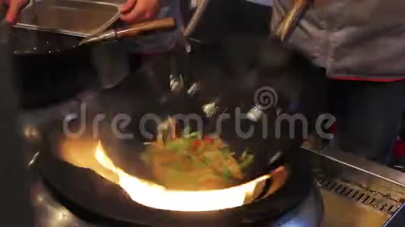 首席用面炒菜专业烹饪美味佳肴视频的预览图