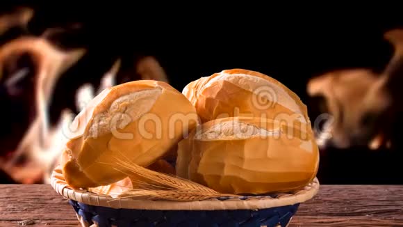 法国面包篮巴西传统面包和黄油带火背景视频的预览图