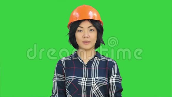 女工程师站在绿色屏幕上与摄像机交谈Chroma键视频的预览图