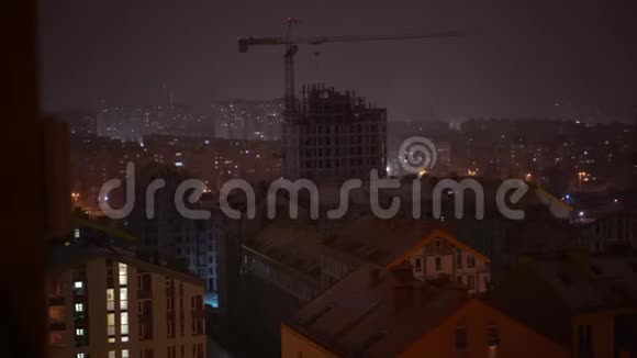 夜幕降临时的城市高层建筑窗户的灯视频的预览图