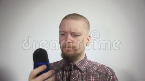 胡子男在白色背景上用香水视频的预览图