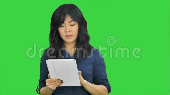 年轻的商务女性有平板电脑展示项目看绿色屏幕上的相机Chroma键视频的预览图
