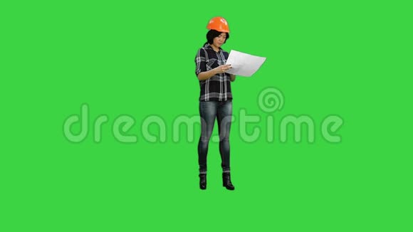 美丽的亚洲女孩笑着把纸扔在绿色屏幕上Chroma键视频的预览图