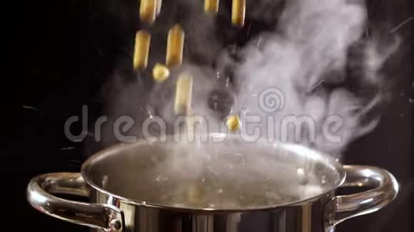 白色蒸汽从潘白色蒸汽从幕后的一个大锅中升起黑色背景慢慢视频的预览图