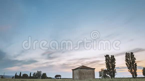 加泰罗尼亚西班牙西班牙乡村麦田景观之上的春天日落天空孤独的巴恩农场大厦视频的预览图