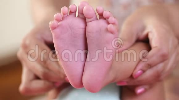 新生婴儿脚妈妈抱着刚出生的婴儿腿视频的预览图