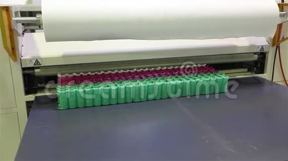 制造床垫的工厂机器输送一个独立弹簧块包装在一个护套中输送给视频的预览图