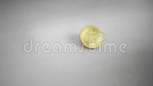 金币比特币在桌子上旋转视频的预览图