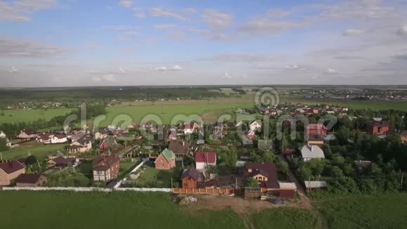 俄罗斯村庄周围是田野空中视频的预览图