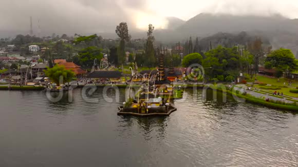 鸟瞰PuraUlunDanu寺庙在布拉坦湖印度尼西亚巴厘岛在太阳穴周围旋转视频的预览图