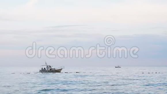 海上正在进行的机动游艇侧视黑山视频的预览图