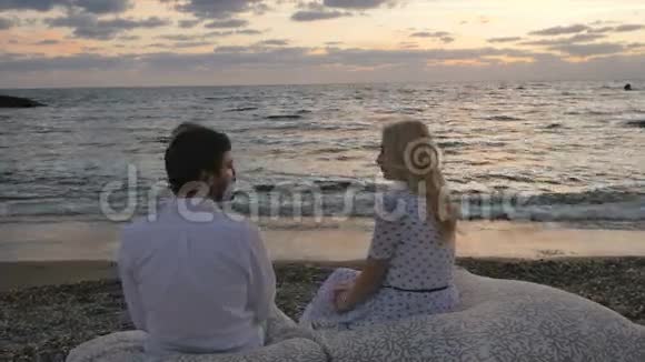 年轻人在海边的枕头上聊天和放松视频的预览图