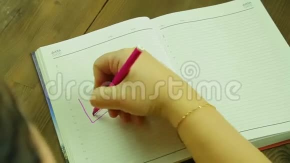 女孩把爱这个词写在日记里时光飞逝视频的预览图