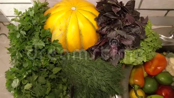新鲜蔬菜和水果在水槽里的流水下西红柿和黄瓜胡椒和大视频的预览图