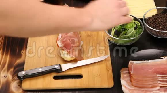 在厨房里把生菜放在健康三明治上视频的预览图