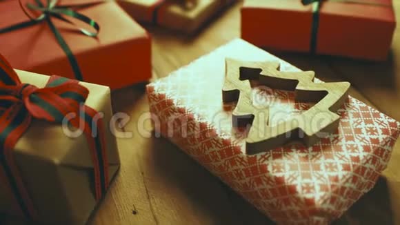 棕色木桌上的包装圣诞礼物视频的预览图