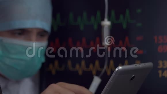 手术室使用数字平板的外科医生视频的预览图