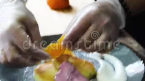 厨师在芝士蛋糕上放了一片橘子酱视频的预览图