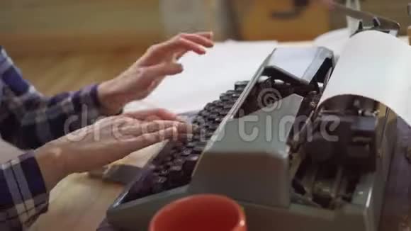 作家用旧打字机写作的双手视频的预览图