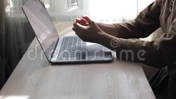 女人笔记本电脑旁紧张的双手视频的预览图