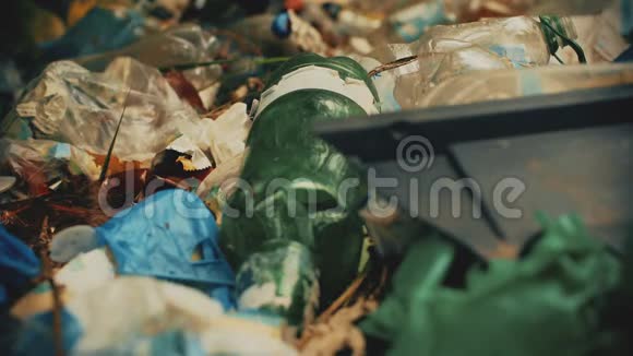 垃圾塑料的特写地球上的消费主义问题垃圾处理危机视频的预览图