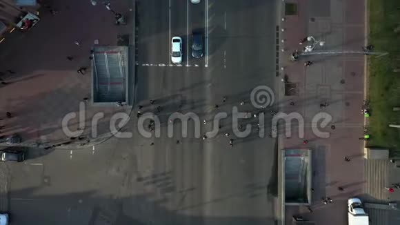城市街道人们穿过马路从上面看到视频的预览图